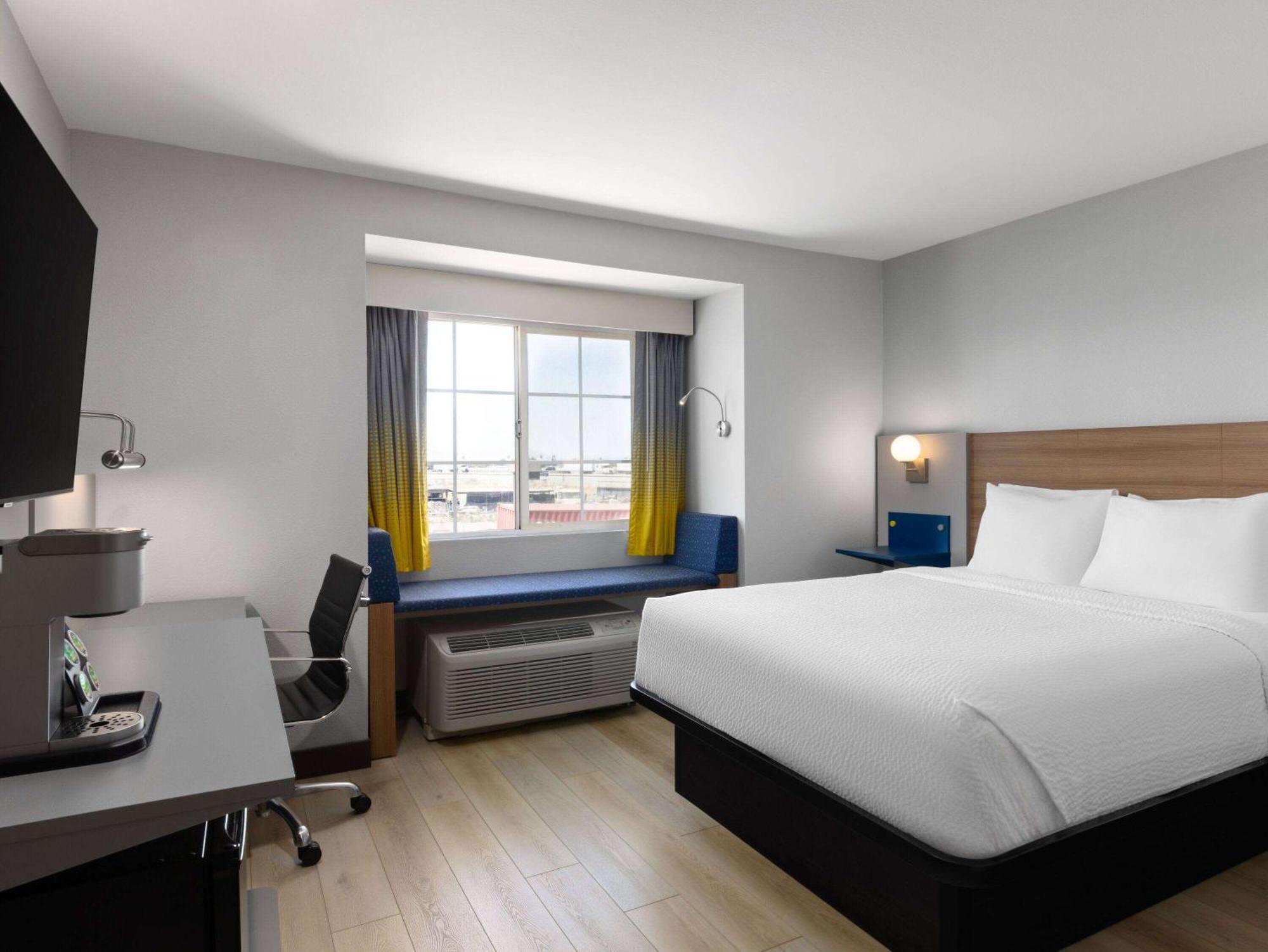 Microtel Inn & Suites By Wyndham Tracy Ngoại thất bức ảnh